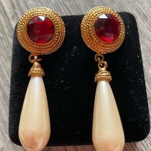 Fashion pearl and red ruby color drop pierced earrings in gold tone. VTG